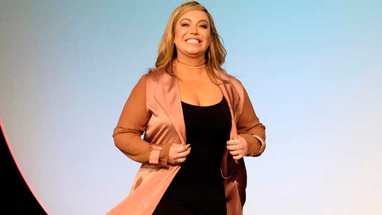 Chiquis comparte video donde aparece en descarado body paint y meneando sus atributos