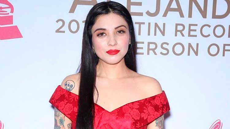 Mon Laferte vuelve a la polémica al dejar al descubierto su postura política