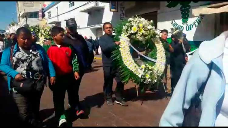 Claman justicia para Eduardo en su camino al panteón