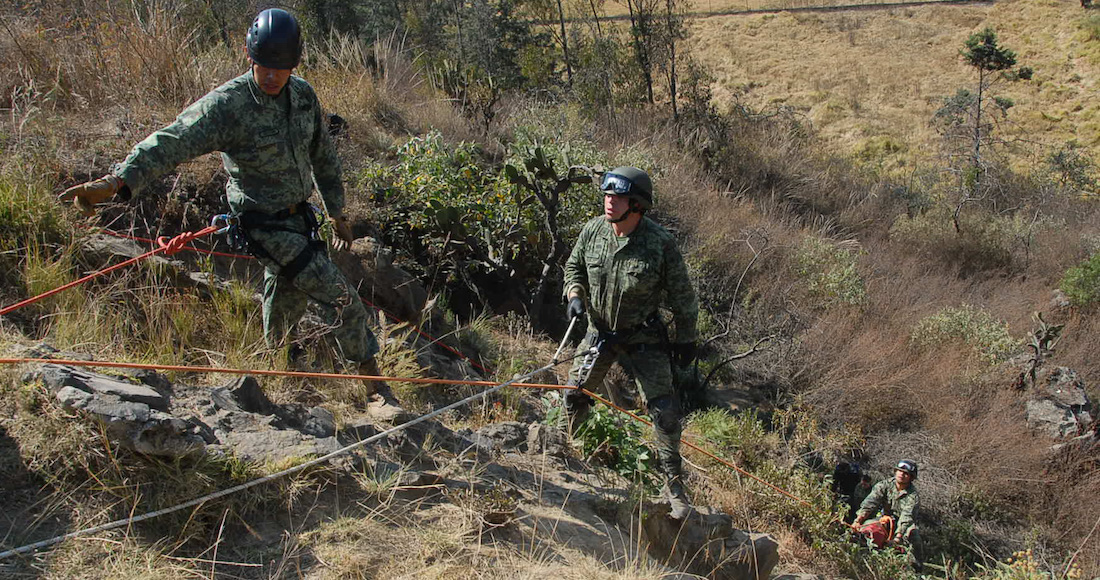 Rescatan 2 cuerpos de barranca, serían comidos vivos por animales