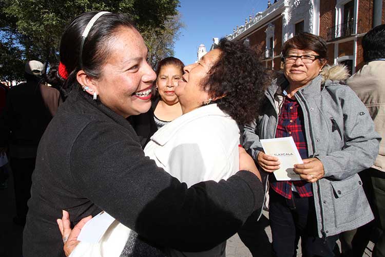Adultos mayores tlaxcaltecas se reúnen con sus hijos después de 10 años