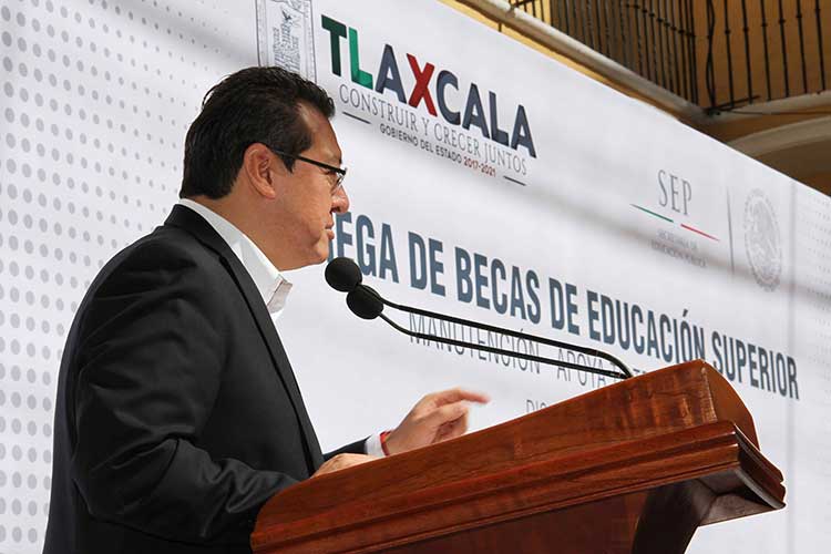Entrega gobierno del estado 30 millones de pesos en becas