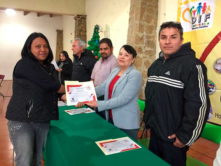 Clausuran Apetatitlán e Icatlax  cursos para mejorar condición de tlaxcaltecas