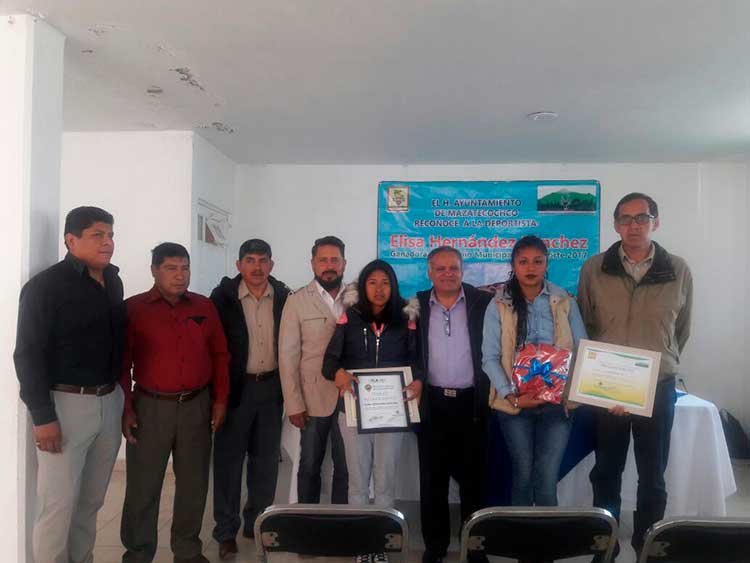 Reconoce edil de Mazatechoco a jóvenes deportistas
