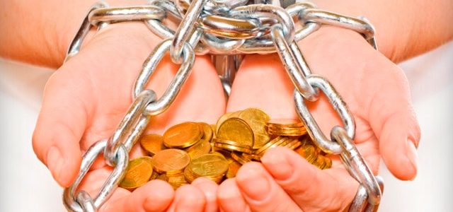 Sin derecho a tocar un peso, la violencia no es sólo física
