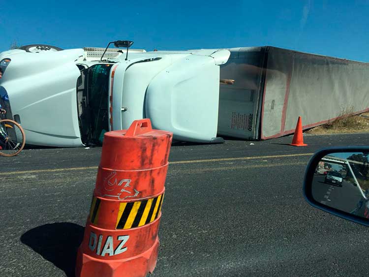 Vuelca tráiler en libramiento a Huamantla